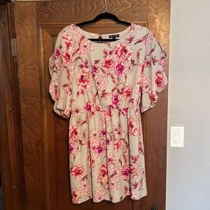 Flutter sleeve dress